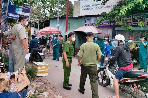 Lực lượng chức năng TP Thuận An đã vận động hàng trăm người dân quay về nhà trọ 