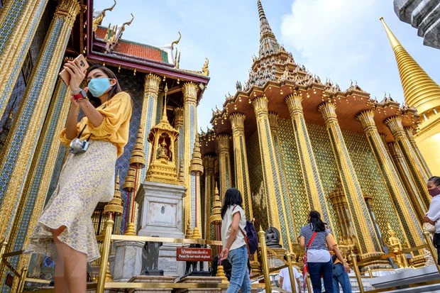 Du khách thăm Cung điện Hoàng gia ở Bangkok, Thái Lan. Ảnh: AFP/TTXVN