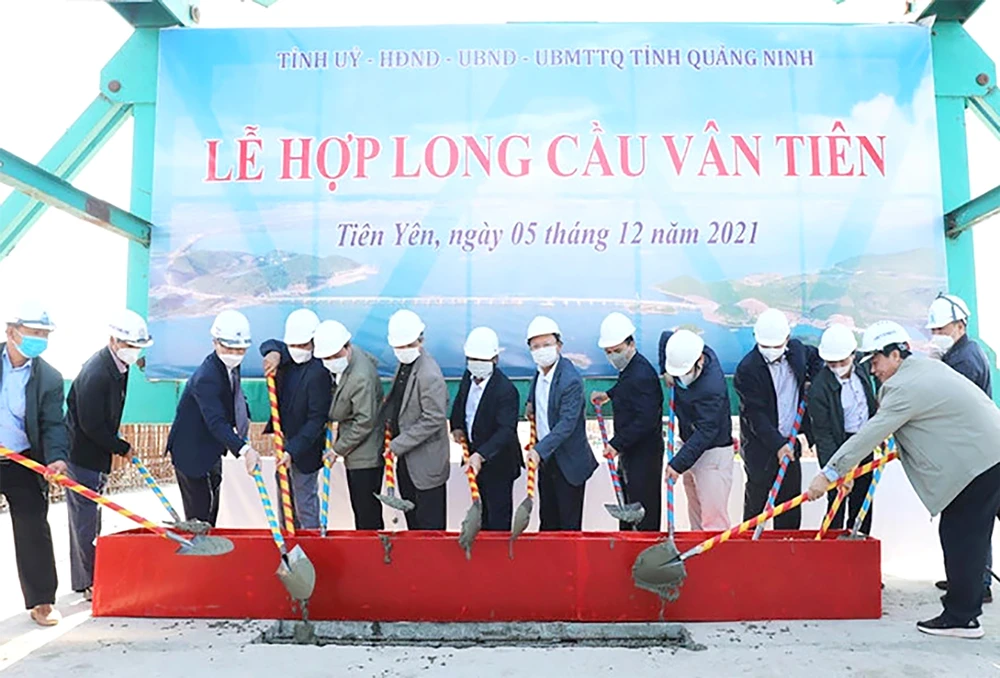 Công ty 479 Hòa Bình tổ chức hợp long 2 cây cầu trọng điểm tại Quảng Ninh