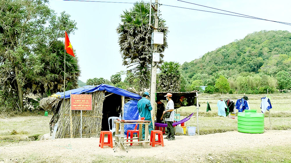 Kiên Giang huy động lực lượng kiểm soát phòng chống dịch trên toàn tuyến biên giới. Ảnh: Q.BÌNH