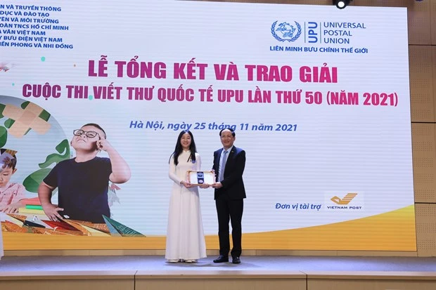 Em Đào Anh Thư đã đoạt giải Nhất quốc gia cuộc thi Viết thứ UPU lần thứ 50. Ảnh: Bưu điện Việt Nam