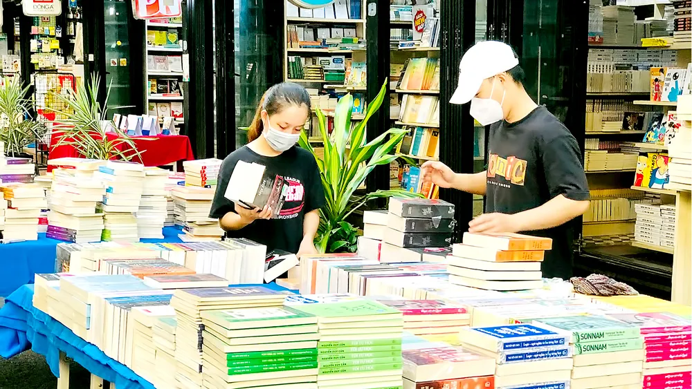 Phiên chợ sách đón xuân đang diễn ra tại Đường sách TPHCM