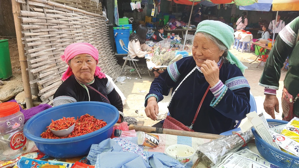 Các cụ già đem các sản vật địa phương tới chợ sừng để trao đổi mua bán