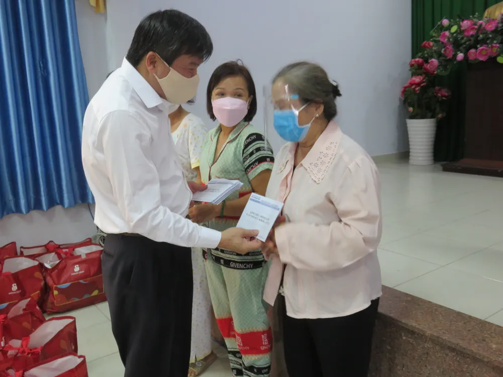 Báo SGGP trao 50 phần quà đến đảng viên, người dân khó khăn ảnh 2