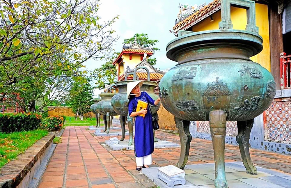 Cửu đỉnh đặt thành hàng ngang trước sân Thế Miếu, nơi thờ các vua triều Nguyễn trong Đại nội Huế