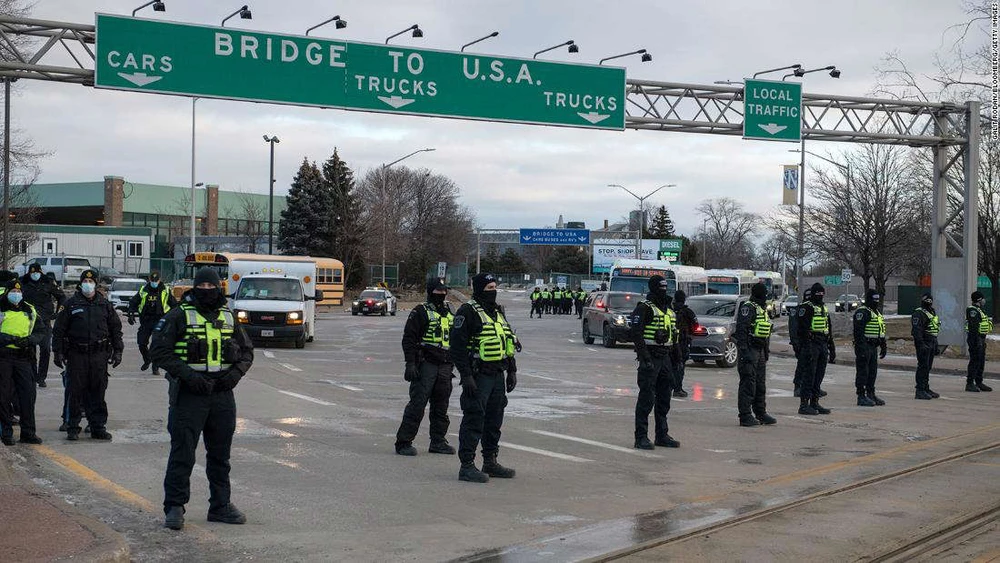 Cảnh sát đảm bảo lưu thông tại cầu Ambassador trong biểu tình ở Ontario, Canada ngày 12-2. Ảnh: Bloomberg/TTXVN