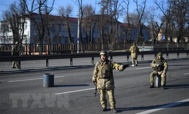 Binh sĩ Ukraine chốt chặn trên một tuyến phố ở thủ đô Kiev ngày 26-2. Ảnh: AFP/TTXVN