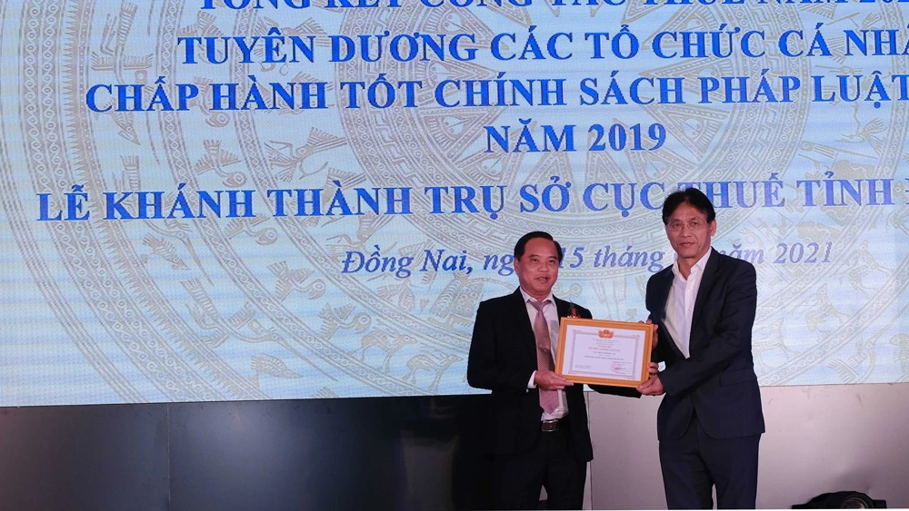 Đại diện Lãnh đạo Tổng cục Thuế trao giấy khen cho Cục Thuế Đồng Nai về thành tích xuất sắc trong công tác chống chuyển giá 