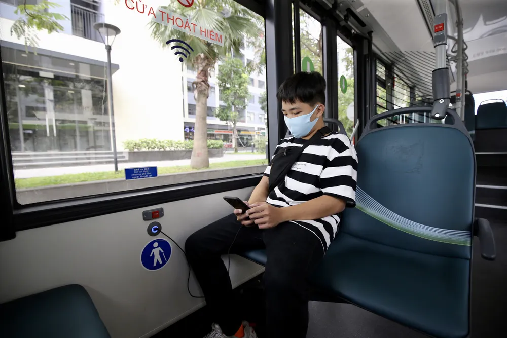 Người dân TPHCM trải nghiệm VinBus: “Như đi du lịch giữa lòng thành phố” ảnh 8