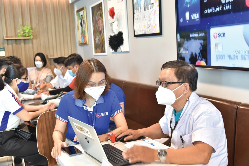 Đoàn viên SCB được nhân viên Y tế tư vấn, khám sàng lọc trước khi hiến máu