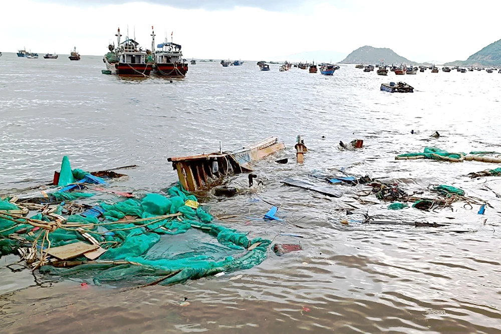 Tàu cá ngư dân Khánh Hòa neo đậu gần bờ biển bị sóng đánh chìm