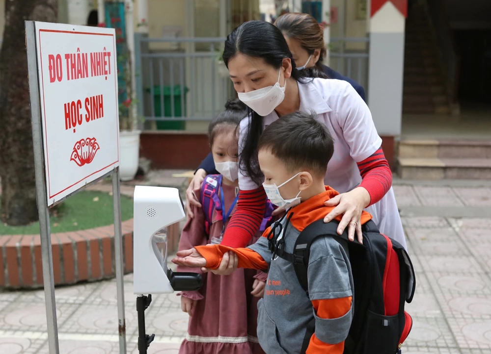 Học sinh Trường Tiểu học Nguyễn Trãi (quận Thanh Xuân) trở lại trường sáng 6-4. Ảnh: QUANG PHÚC