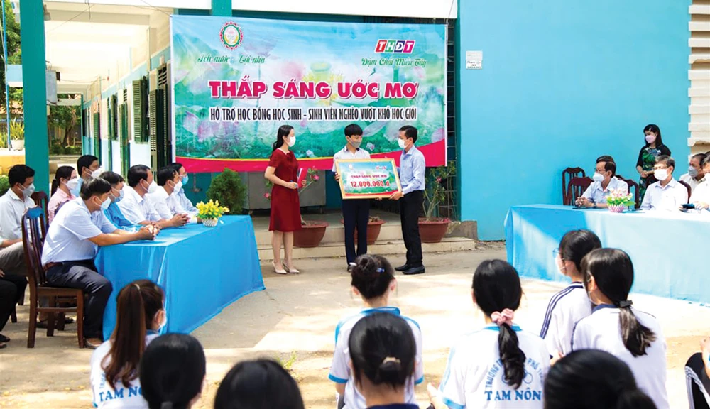 Công ty TNHH MTV XSKT Đồng Tháp trao học bổng “Thắp sáng ước mơ” tại huyện Tam Nông