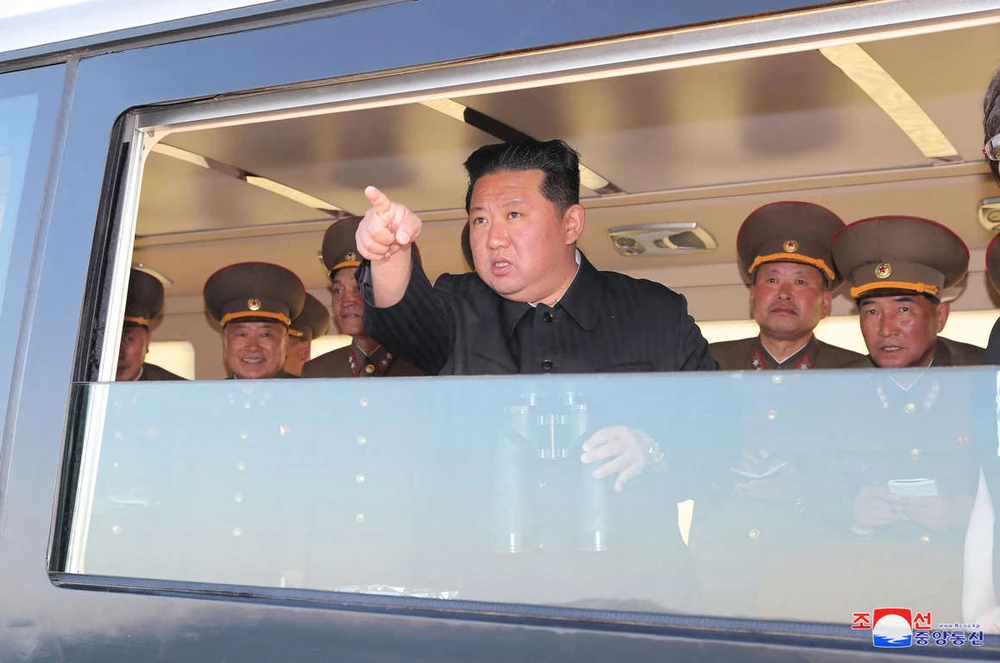 Chủ tịch Triều Tiên Kim Jong-un trong một lần theo dõi thử vũ khí. Ảnh: REUTERS