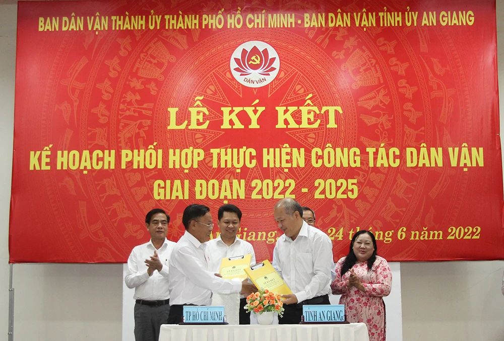 Ký kết kế hoạch phối hợp giữa Ban Dân vận Tỉnh ủy An Giang với Ban Dân vận Thành ủy TPHCM. Ảnh: AGO