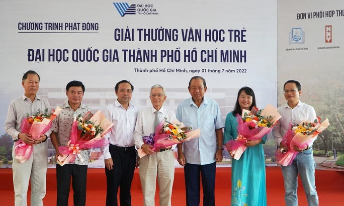 Nguyên Ủy viên Bộ Chính trị, nguyên Phó Thủ tướng Thường trực Trương Hoà Bình tặng hoa cho Ban giám khảo giải thưởng Văn học trẻ. Ảnh: NLDO