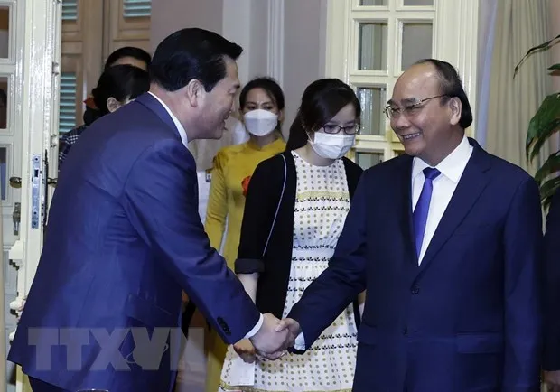 Chủ tịch nước Nguyễn Xuân Phúc và Chủ tịch Hiệp hội Kinh tế, Văn hóa Hàn Quốc-Việt Nam. Ảnh: TTXVN