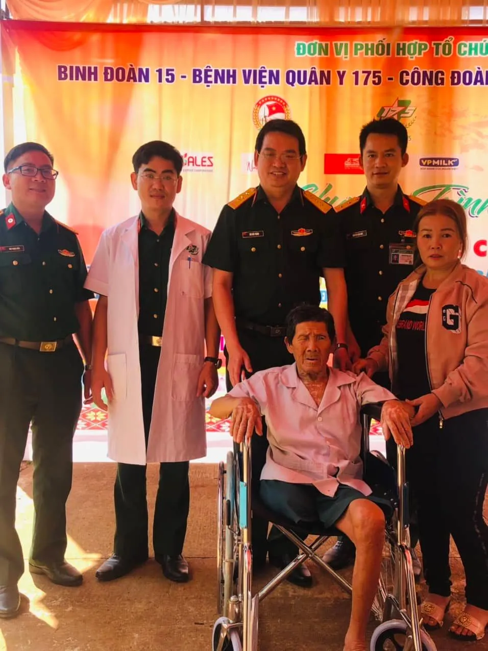 Tổ chức khám bệnh, cấp thuốc miễn phí và tặng quà tại các xã của huyện Chư Prông, tỉnh Gia Lai ảnh 6