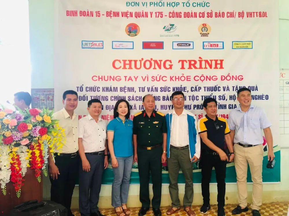 Tổ chức khám bệnh, cấp thuốc miễn phí và tặng quà tại các xã của huyện Chư Prông, tỉnh Gia Lai ảnh 5