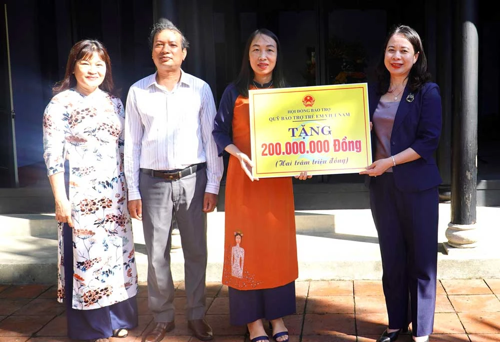 Phó Chủ tịch nước tặng quà cho Quỹ bảo trợ trẻ em tỉnh Thừa Thiên - Huế