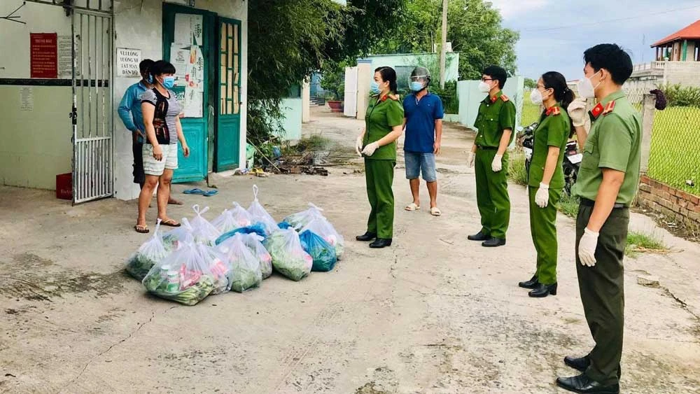 Hỗ trợ người dân nghèo tại vùng dịch ở huyện Vĩnh Hưng, Long An