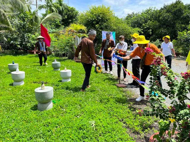 Du khách trải nghiệm trò chơi dân gian tại huyện Củ Chi, TPHCM