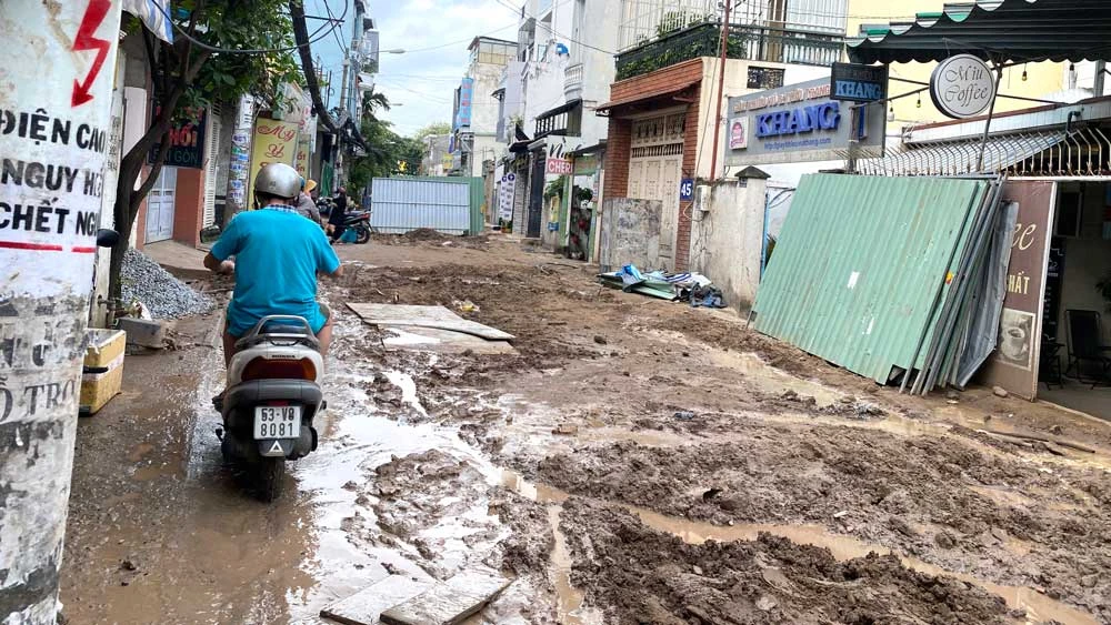 Tuyến đường Nguyễn Văn Công, quận Gò Vấp, TPHCM thi công chậm, gây ảnh hưởng đến cuộc sống người dân