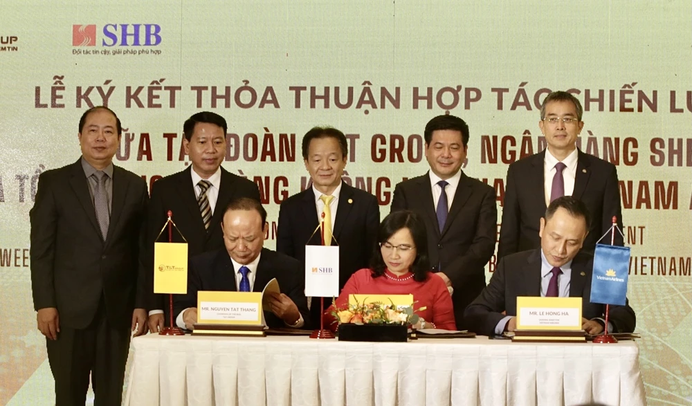 Đại diện lãnh đạo Tập đoàn T&T Group, Ngân hàng SHB và Vietnam Airlines ký thỏa thuận hợp tác chiến lược