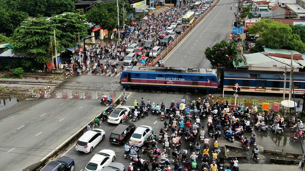 Xe lửa qua khu dân cư trên địa bàn TP Thủ Đức, TPHCM. Ảnh: HOÀNG HÙNG