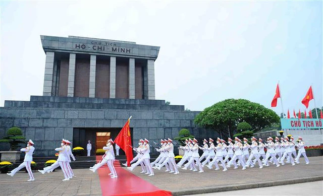 Lễ thượng cờ mừng Quốc khánh ở Lăng Chủ tịch Hồ Chí Minh. Ảnh: TTXVN