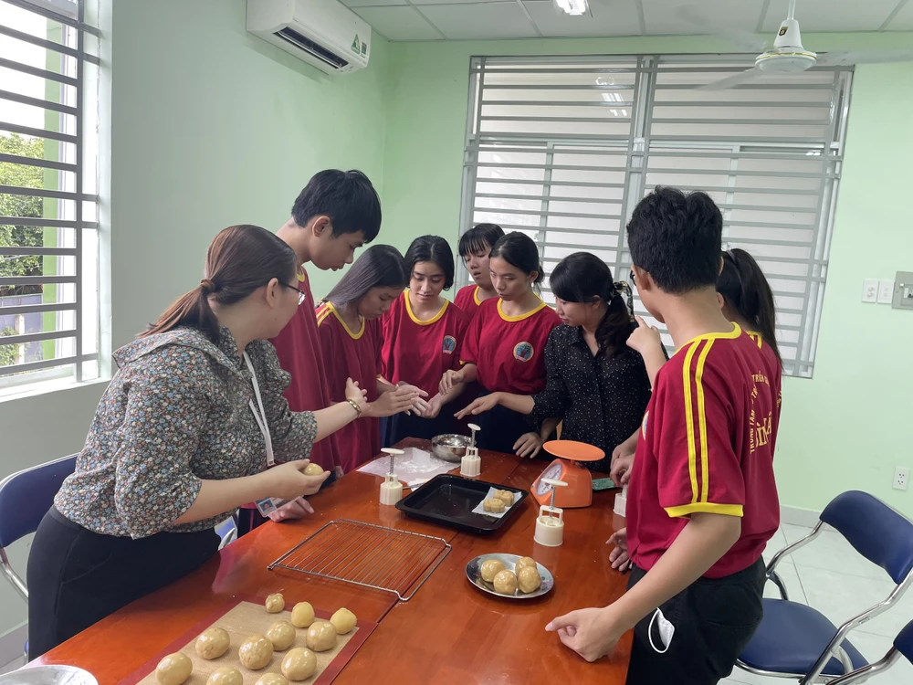 Tặng học bổng cho trẻ khuyết tật khó khăn tại Bình Chánh ảnh 2 Tặng học bổng cho trẻ khuyết tật khó khăn tại Bình Chánh ảnh 2