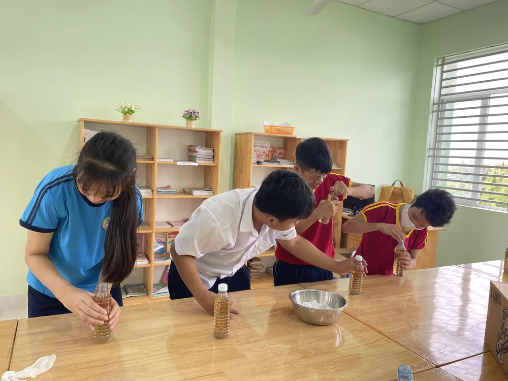Tặng học bổng cho trẻ khuyết tật khó khăn tại Bình Chánh ảnh 1 Tặng học bổng cho trẻ khuyết tật khó khăn tại Bình Chánh ảnh 1