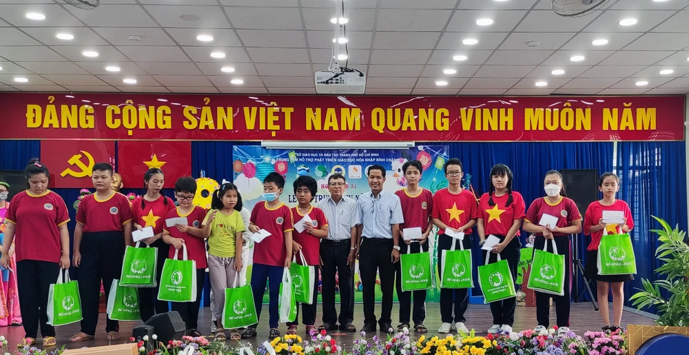 Tặng học bổng cho trẻ khuyết tật khó khăn tại Bình Chánh ảnh 5 Tặng học bổng cho trẻ khuyết tật khó khăn tại Bình Chánh ảnh 5
