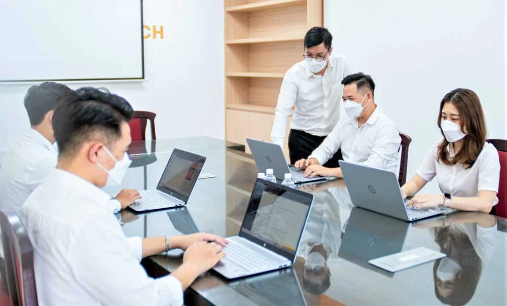 Cán bộ kỹ thuật Trường ĐH Công nghệ TPHCM trực xử lý dữ liệu để tiến hành lọc ảo, xét tuyển ngày 10-9