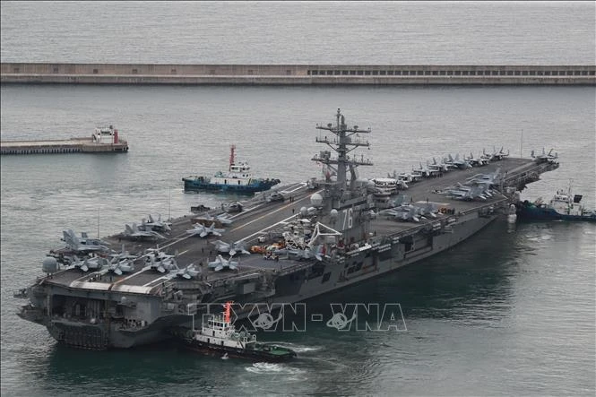 Tàu sân bay USS Ronald Reagan của Mỹ rời căn cứ ở Busan (Hàn Quốc) để tham gia cuộc tập trận hải quân kết hợp Hàn-Mỹ ngày 26-9-2022. Ảnh: YONHAP/TTXVN