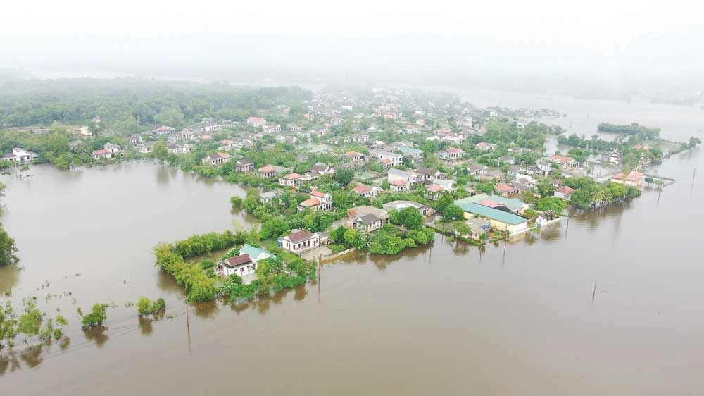 Nhiều khu vực dân cư trên địa bàn tỉnh Quảng Trị ngập sâu trong nước lũ. Ảnh: NGUYỄN HOÀNG