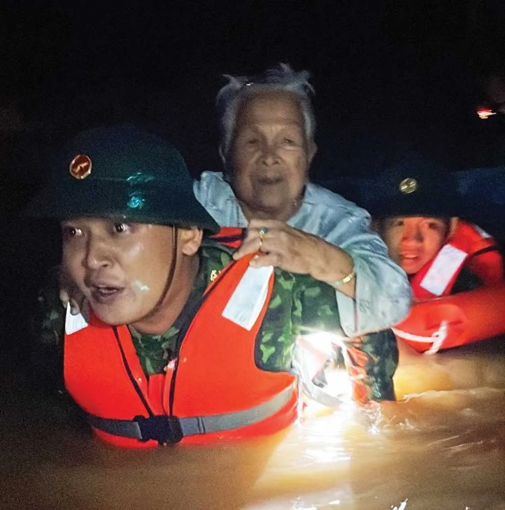 Mưa lũ qua đi, tình người ở lại ảnh 5