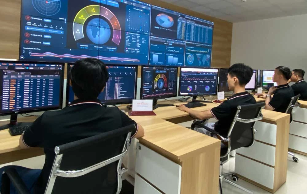Giám sát các cuộc tấn công mạng tại một trung tâm an toàn thông tin ở TPHCM. Ảnh: TẤN Ba