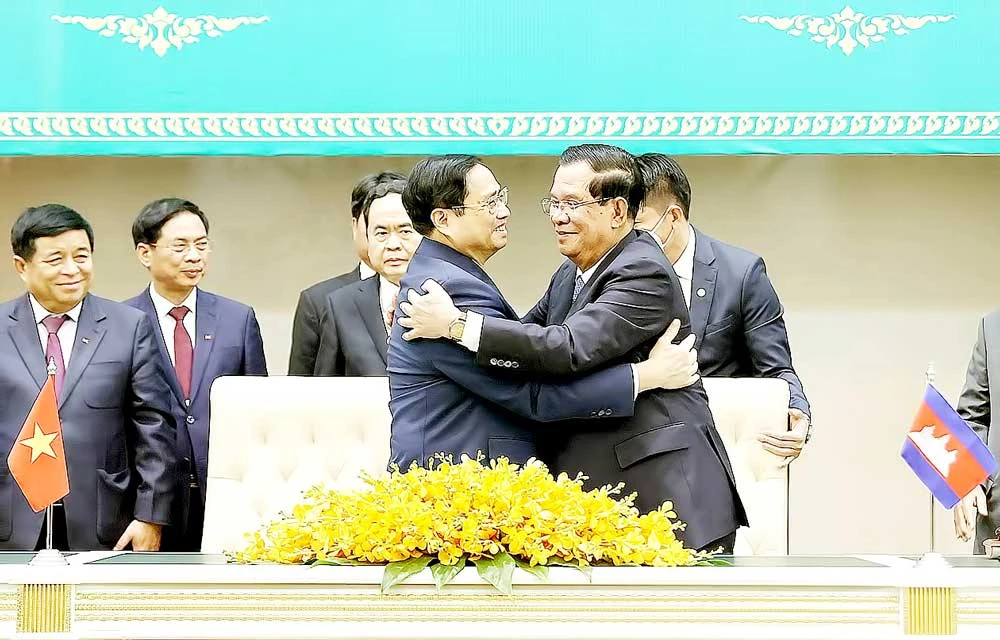 Thủ tướng Phạm Minh Chính và Thủ tướng Campuchia Samdech Techo Hun Sen tại lễ ký các văn kiện hợp tác giữa hai nước. Ảnh: TTXVN