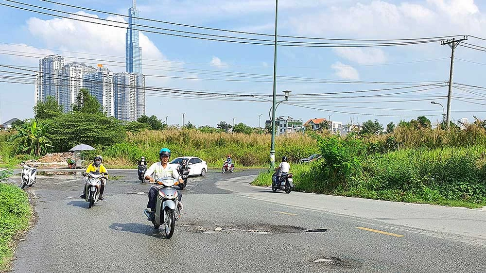 Hố sâu nguy hiểm trên đường