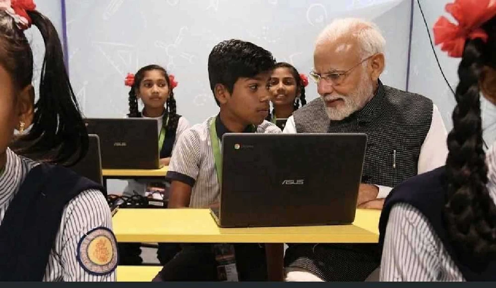 Thủ tướng Ấn Độ Narendra Modi thăm một lớp học ở bang Gujarat