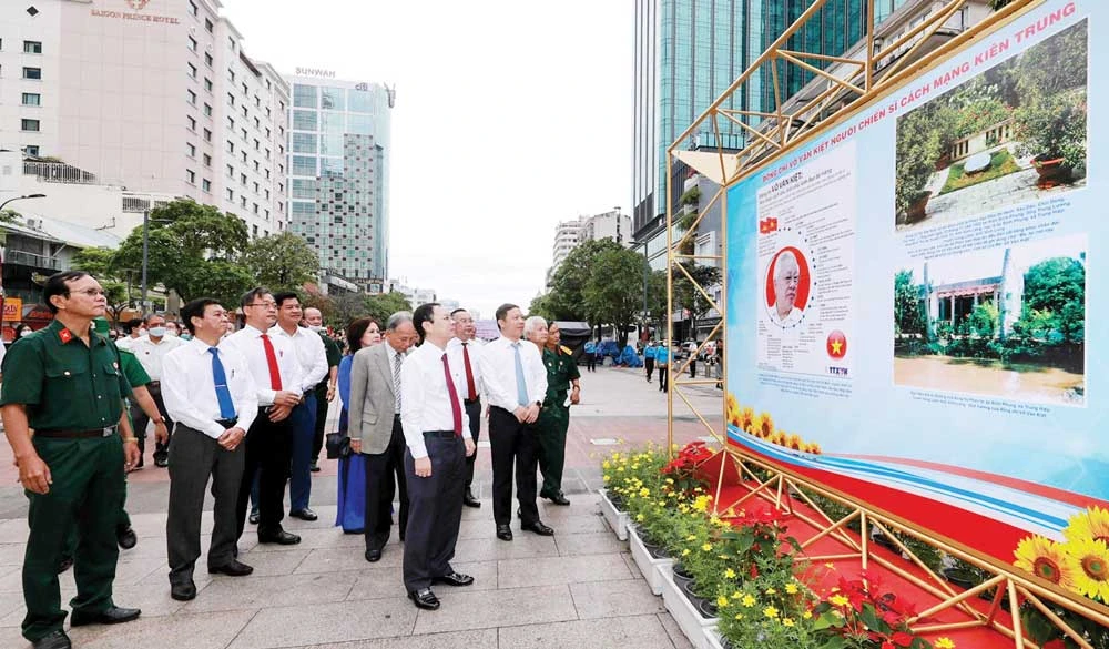 Các đại biểu tham quan triển lãm tại phố đi bộ Nguyễn Huệ, quận 1. Ảnh: DŨNG PHƯƠNG