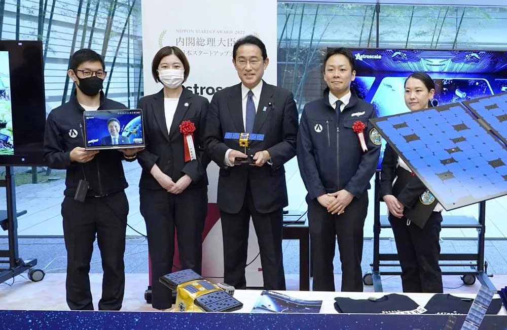 Thủ tướng Nhật Bản Fumio Kishida (giữa) dự lễ trao giải Nippon Startup Award 2022 vào tháng 6 vừa qua