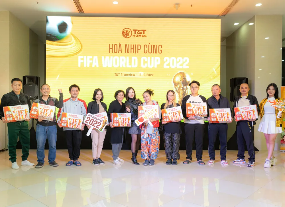 Cư dân may mắn nhận giải thưởng trong chương trình “T&amp;T Homes hòa nhịp cùng FIFA World Cup 2022”. Ảnh: T&amp;T Homes