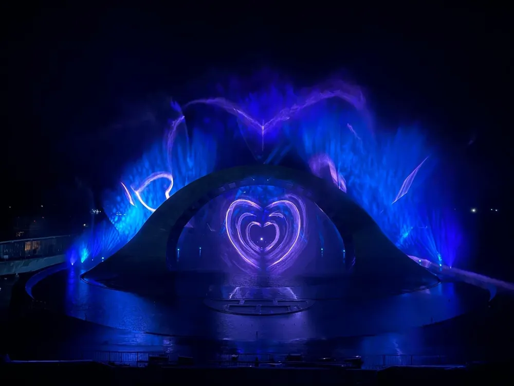 Kiss The Stars kể cho du khách câu chuyện tình yêu, qua ngôn ngữ của nghệ thuật trình diễn đa phương tiện hiện đại Kiss The Stars kể cho du khách câu chuyện tình yêu, qua ngôn ngữ của nghệ thuật trình diễn đa phương tiện hiện đại