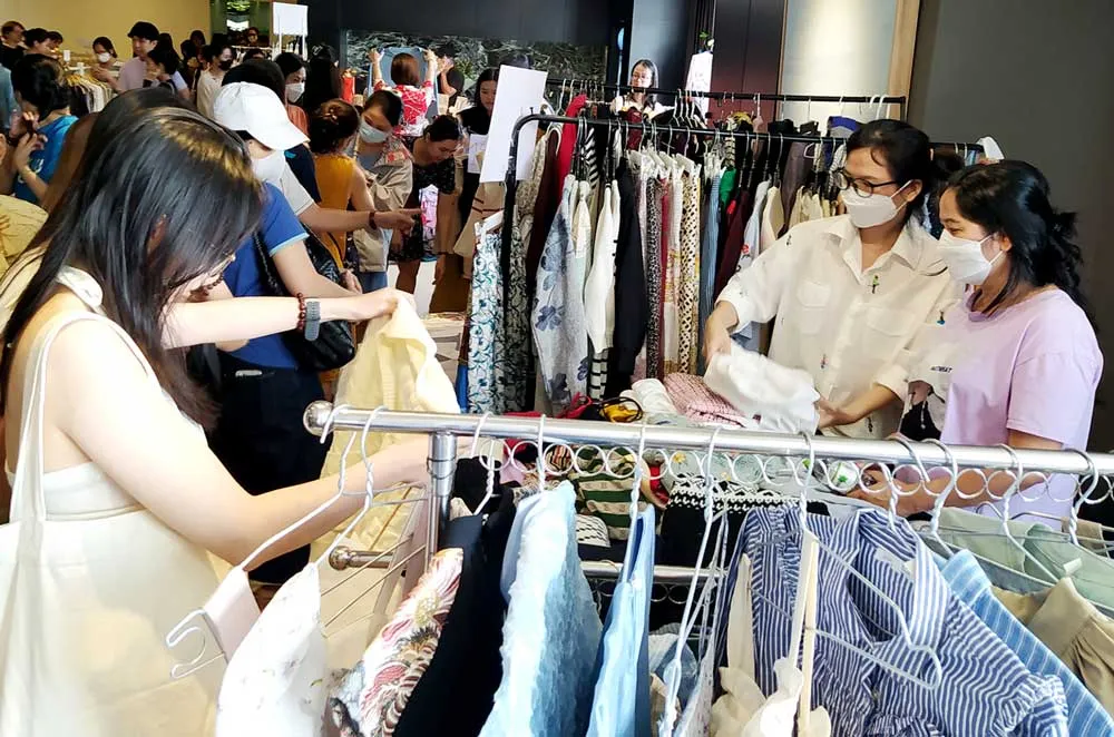 Nhiều bạn trẻ háo hức chọn mua đồ tại Phiên chợ xuân Lại đây sống xanh