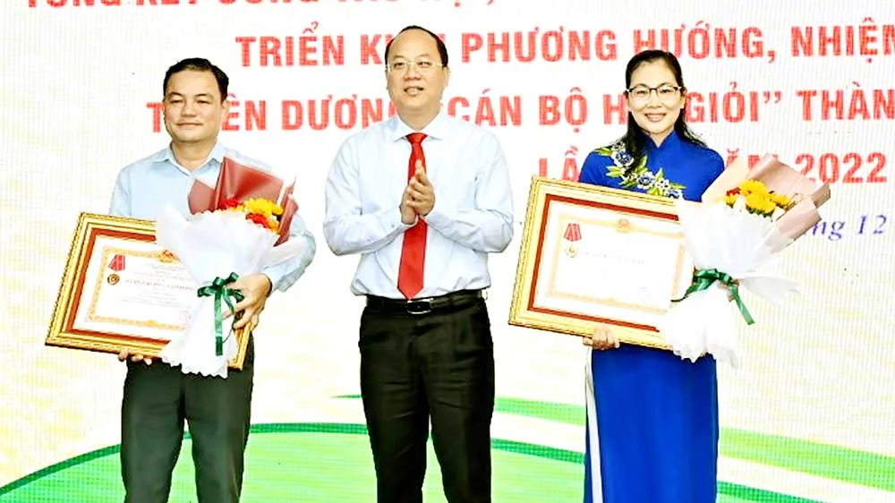 Phó Bí thư Thành ủy TPHCM Nguyễn Hồ Hải chúc mừng các hội viên nông dân tiêu biểu. Ảnh: HỒNG HẢI