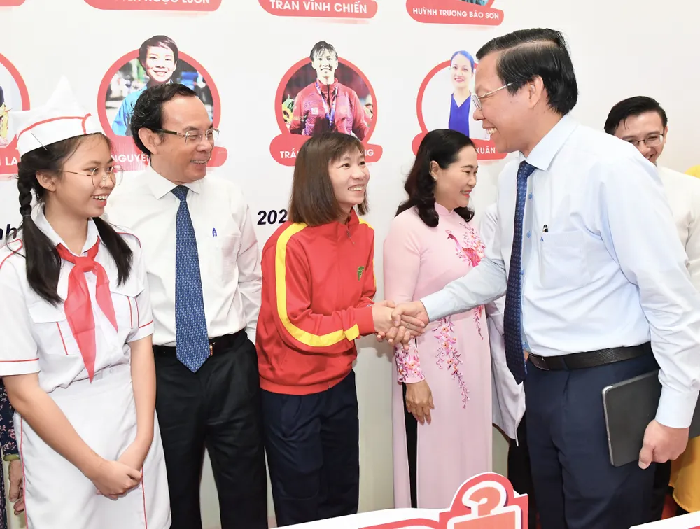 Chủ tịch UBND TPHCM Phan Văn Mãi chúc mừng các công dân trẻ tiêu biểu TPHCM năm 2022. Ảnh: VIỆT DŨNG Chủ tịch UBND TPHCM Phan Văn Mãi chúc mừng các công dân trẻ tiêu biểu TPHCM năm 2022. Ảnh: VIỆT DŨNG