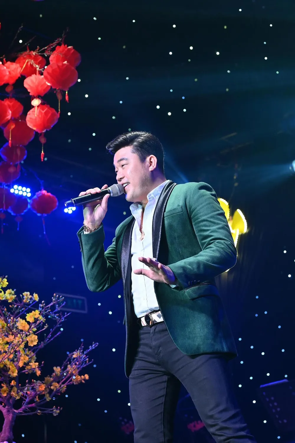 Ca sĩ Khánh Bình tham gia biểu diễn