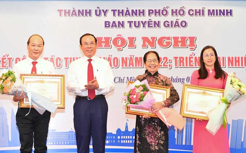 Bí thư Thành ủy TPHCM Nguyễn Văn Nên tặng Bằng khen Chính phủ cho các tập thể, cá nhân. Ảnh: VIỆT DŨNG